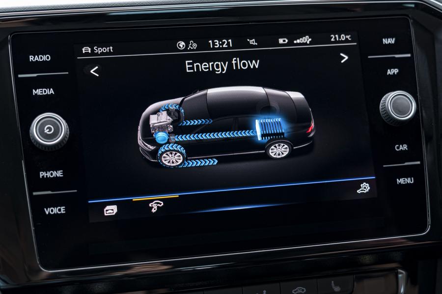 Детали интерьера Volkswagen Passat GTE (B8) 2019 года  (UK) (фото 24 из 26)